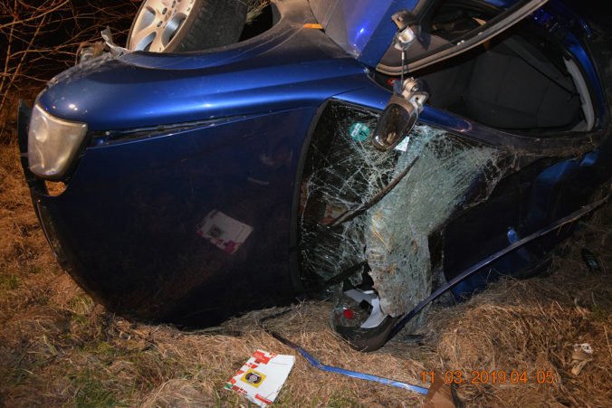 Foto: Opel vyletel z cesty a niekoľkokrát sa prevrátil, opitý šofér zranil aj spolujazdcov