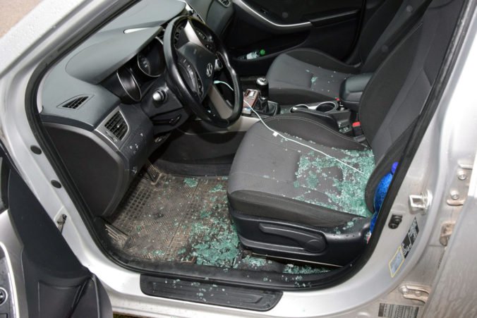 Foto: Peniaze v odstavenom aute zlákali zlodeja, rozbil sklo na dverách a ukradol stovky eur