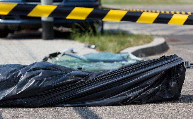 V Seredi našli na ulici telo muža, príčinu úmrtia určí pitva