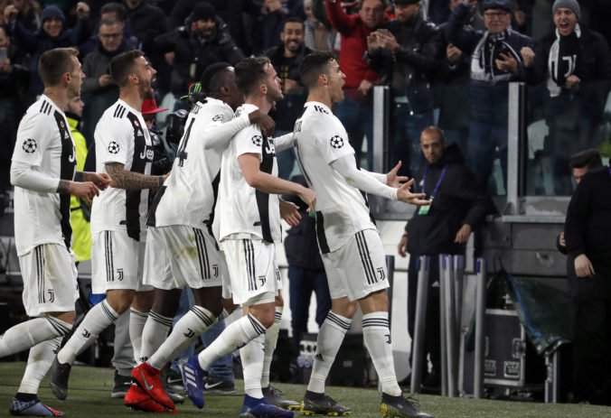 Video: Ronaldo hetrikom do siete Atlética spasil Juventus, ManCity strelil Schalke sedem gólov
