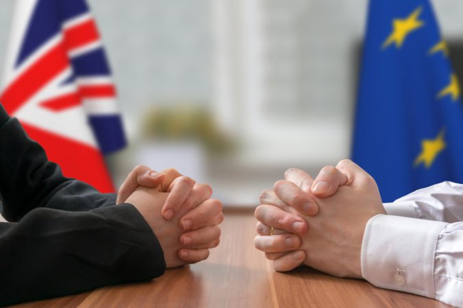 Britská vláda bude hlasovať o odklade brexitu, podľa Európskej komisie odísť bez dohody nestačí