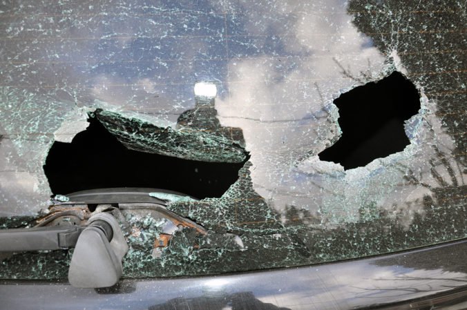 Foto: Humenčanka čelí obvineniam, vyliezla na BMW a pri zoskoku poškodila lak a rozbila okno