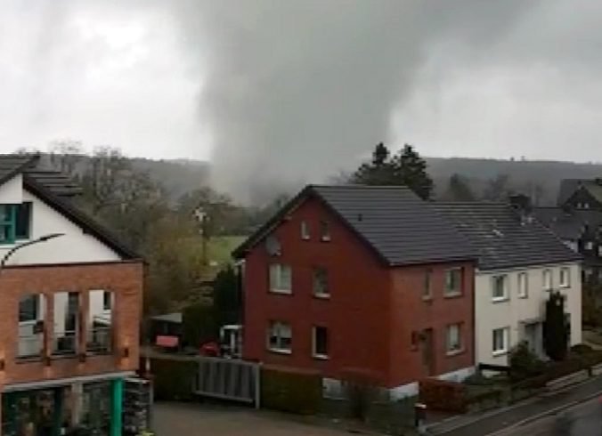 Video: Mestom Roetgen pri hraniciach s Belgickom sa prehnalo tornádo, poškodilo desiatky domov