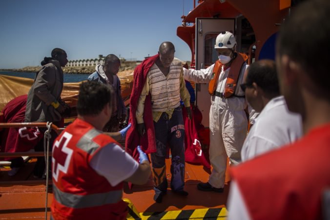 Desiatky migrantov zomreli v Stredozemnom mori, na palube potopenej lode boli aj tehotné ženy