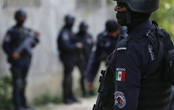 Polícia v Mexiku vytiahla z odpadového kanála plastové vrecia s ľudskými ostatkami