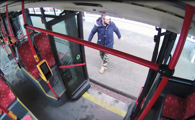 Video: Polícia pátra po mužovi, ktorý kopal do dverí na autobuse MHD a nakoniec ich rozbil