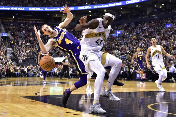 Video: Toronto zdolalo Lakers, doma uspel aj Boston a Irving dosiahol triple-double