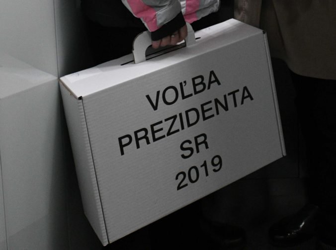 Aktualizované: Voľby v Medzanoch sa predĺžia, opitý muž zobral volebnú urnu a hodil ju na cestu