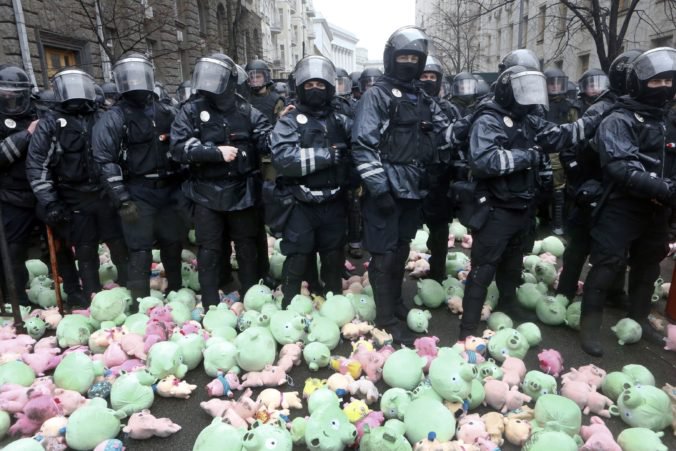 Demonštranti v Kyjeve protestovali proti korupcii, do polície hádzali hračky v podobe prasiat