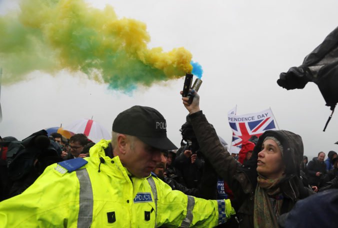 Foto: Podporovatelia brexitu začali protestný pochod do Londýna, pridal sa aj Nigel Farage