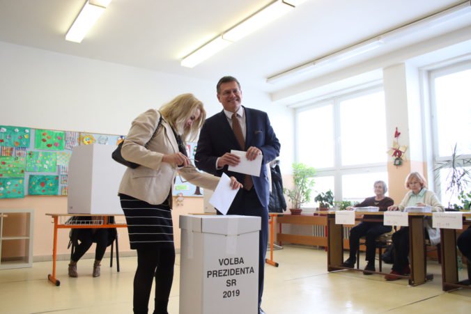 Šefčovič odvolil so svojou rodinou a verí, že si ľudia vyberú silného prezidenta pre silné Slovensko