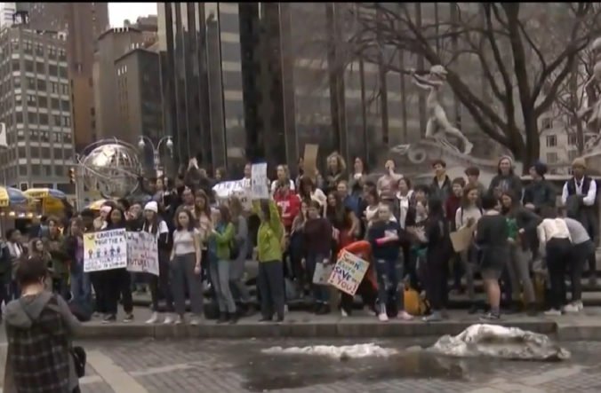Video: Na demonštrácii v boji proti klimatickým zmenám v New Yorku zatkli niekoľko ľudí