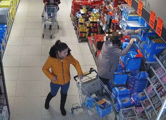 Foto: Nepozorná dôchodkyňa prišla v obchode o kabelku s peniazmi, podozrivú zachytili kamery