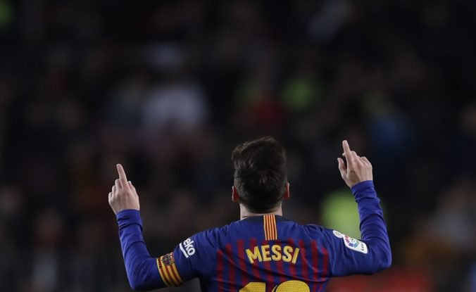 Video: Messi ako Ronaldinho či Ronaldo, prekonal Xaviho a tlieskal mu štadión v Seville