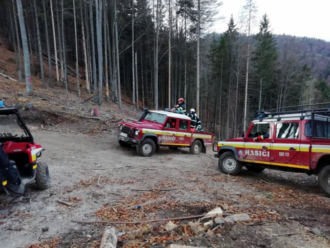 Chatku v Mestských lesoch v Bratislave zachvátil požiar, hasiči bojujú aj s nedostupným terénom