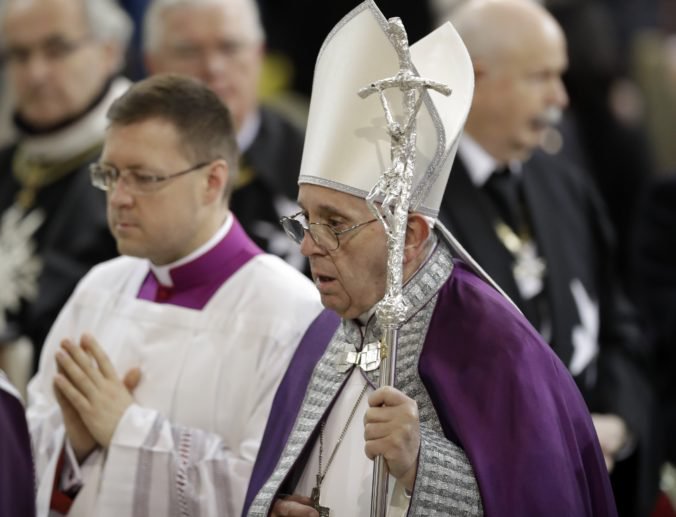 Pápež František neprijal rezignáciu francúzskeho kardinála, ktorý neoznámil pedofíliu