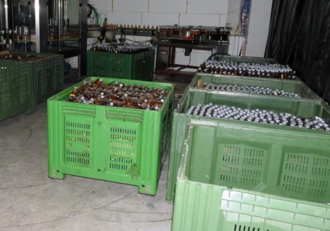 Foto: Colníci chceli odhaliť nelegálnu výrobňu alkoholu, našli falzifikáty energetických nápojov