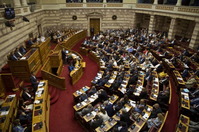 Vláda v Grécku si poistila väčšinu v parlamente zmenou zákona, problémom mohli byť eurovoľby