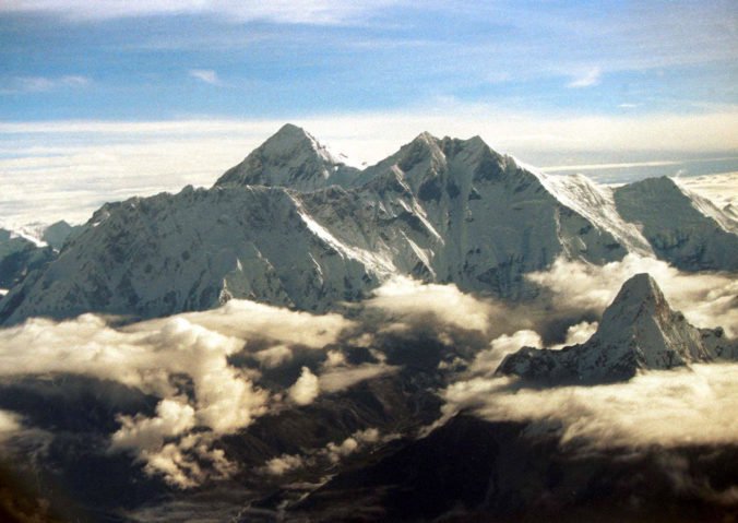 Na Mount Evereste sa pre globálne otepľovanie objavujú telá horolezcov, ktorí na hore zahynuli