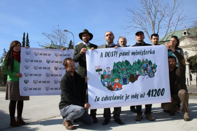 Ochranári, nespokojní lesníci a pôdohospodári žiadajú Pellegriniho, aby odvolal ministerku Matečnú