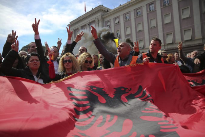 Opozícia v Albánsku zorganizovala ďalší protest, vyzvala na rezignáciu vlády a predčasné voľby