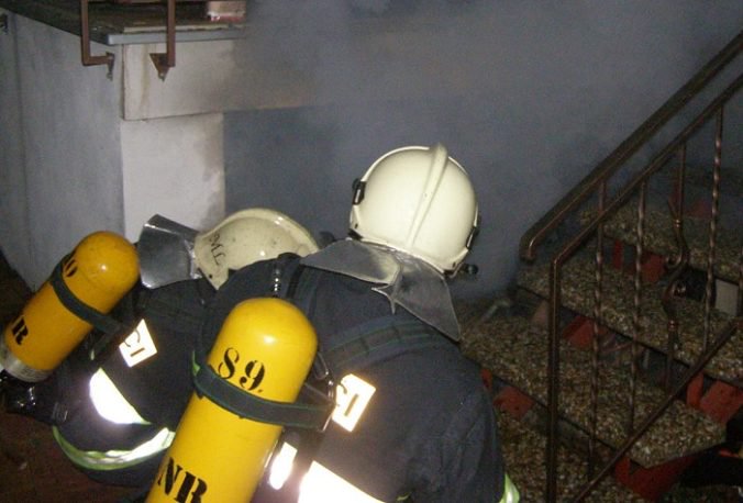 V Bánovciach nad Bebravou horelo auto aj priestory v bytovom dome, hasiči obyvateľov evakuovali