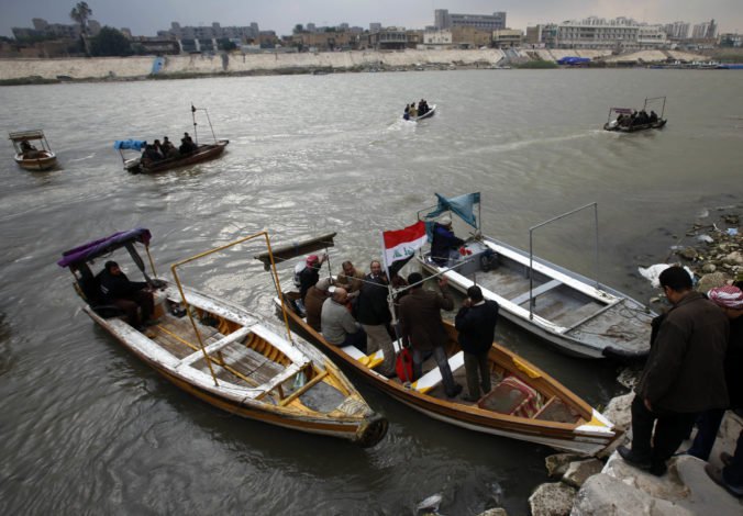 Video: Na rieke Tigris sa potopil trajekt plný oslavujúcich ľudí, zahynuli aj ženy s deťmi