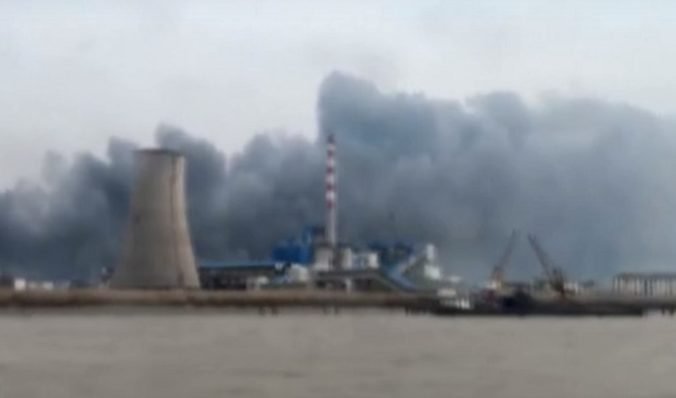 Video: Priemyselným parkom v Číne otriasla explózia, na mieste zasahujú stovky záchranárov