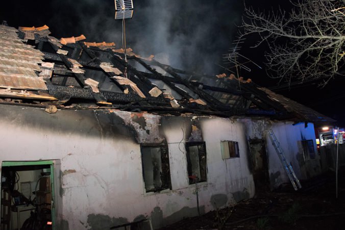 Foto: Po požiari v Hornej Seči našli v ruinách domu telo, lekár vylúčil cudzie zavinenie