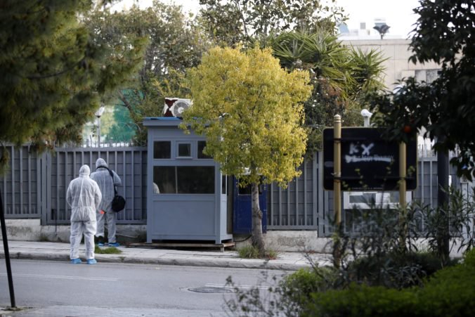 Okolie ruského konzulátu v Aténach uzavreli, dvojica na motorke do plota hodila granát
