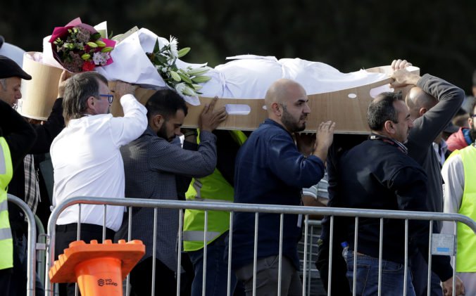 Tisíce ľudí sa zišli na pohrebe obetí útoku v Christchurchi, zúčastnila sa aj premiérka Ardernová