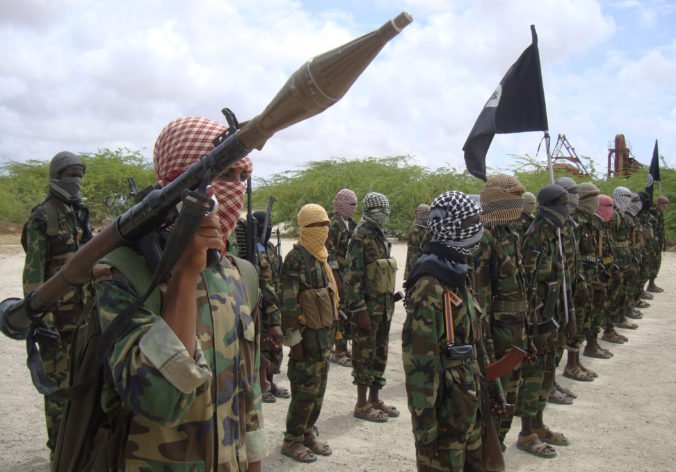 Aš-Šabáb zaútočil na vládnu budovu v Mogadiše, vo vnútri uväznil desiatky ľudí