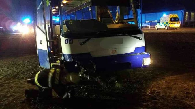 Foto: Autobus sa v Dražkoviciach zrazil s osobným autom, nehoda si vyžiadala niekoľko zranených