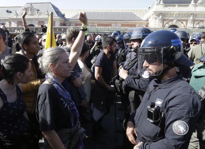 Na protestoch žltých viest sa zúčastnilo viac ako 40-tisíc ľudí, hospitalizovať museli jedného policajta