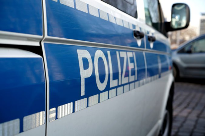 Polícia v Nemecku zatkla desať ľudí, údajne chceli autom a zbraňami zabiť čo najviac neveriacich