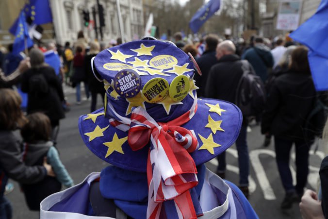 Video: Londýnom pochodujú tisíce demonštrantov a žiadajú vypísanie nového referenda o brexite