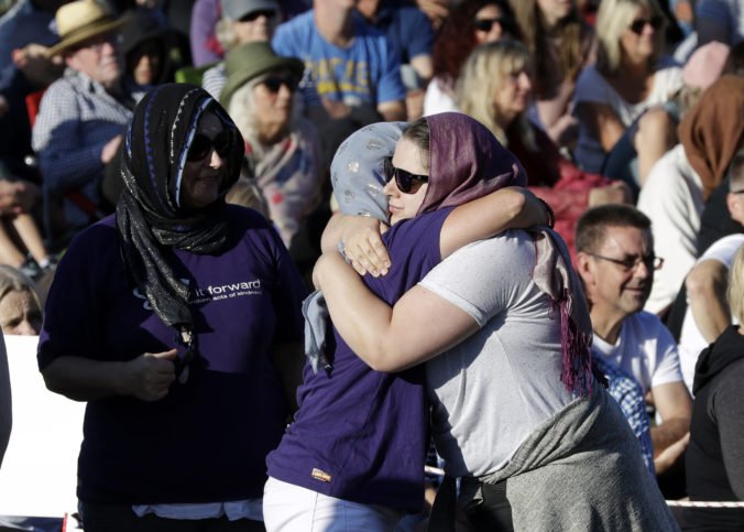 Desaťtisíce ľudí sa zhromaždili na vigílii za obete útoku v mešitách v Christchurchi