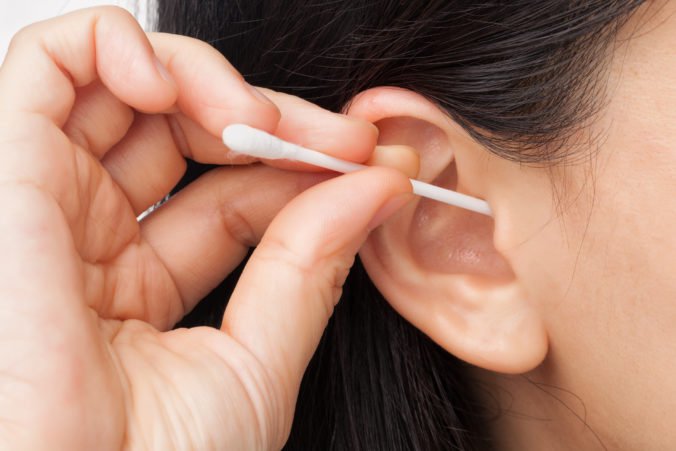 Lekári neodporúčajú na čistenie uší vatové tyčinky. Aké riziká hrozia ich používaním?