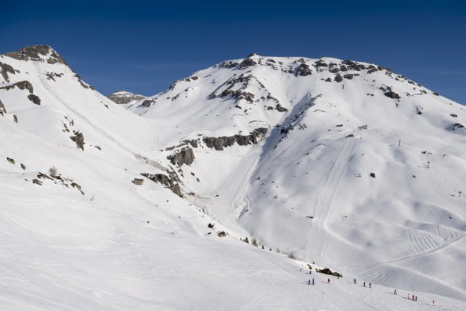 Štyria ľudia sú nezvestní po páde lavíny vo švajčiarskych Alpách