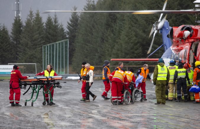 Video: Evakuovali stovky ľudí z výletnej lode v Nórsku, záchranári ju pomáhajú odtiahnuť do prístavu