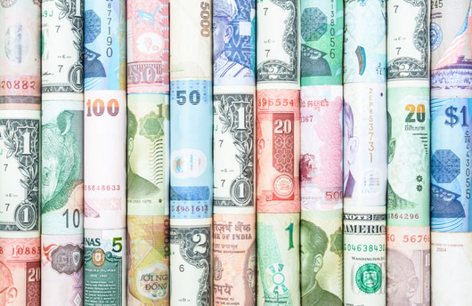 Dolár posilnil oproti jenu, ale klesol voči euru