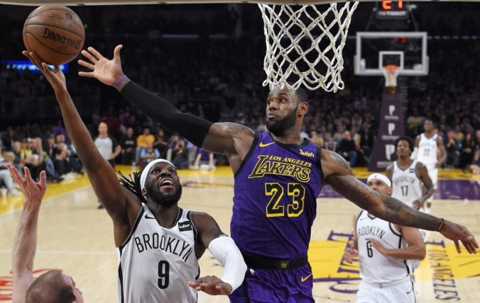 Video: Lamb šokoval víťaznou trojkou spoza polovice ihriska, v NBA zažiarili aj Aldridge a LeBron