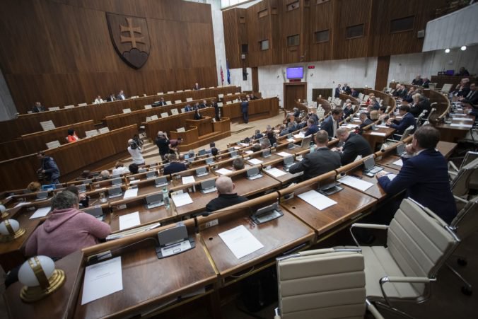 Dátum voľby kandidátov na ústavných sudcov nezmenili, v parlamente neprešli ani ďalšie návrhy opozície