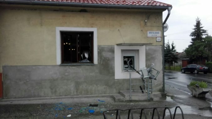Foto: Polícia objasnila výbuchy bankomatov v Trnavskom kraji, dvojica ich vykrádala pomocou plynu