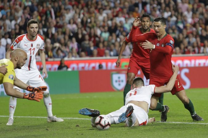 Video: Cristiano Ronaldo sa zranil v dueli so Srbskom a vyjadril sa aj k údajnej chybe rozhodcu