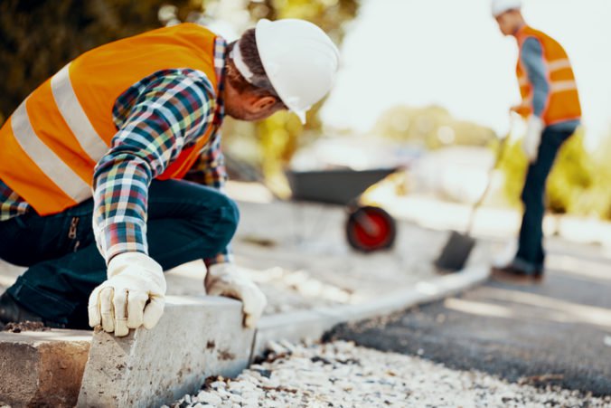 V stavebníctve chýbajú pracovníci, problémom je aj zastaralá legislatíva a pomalý rast platov