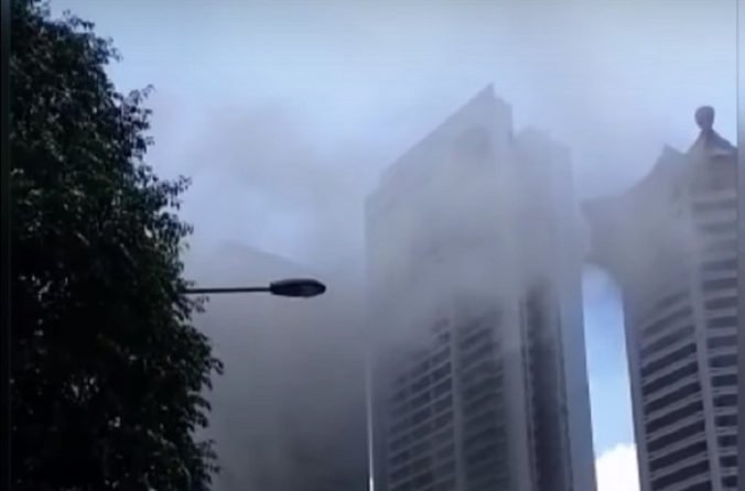 Video: Luxusný hotel v Singapure zachvátil požiar, evakuovali stovky ľudí