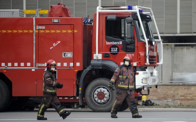 Výbuch v priemyselnej budove pri Štokholme poškodil autá aj budovy, oblasť museli uzavrieť