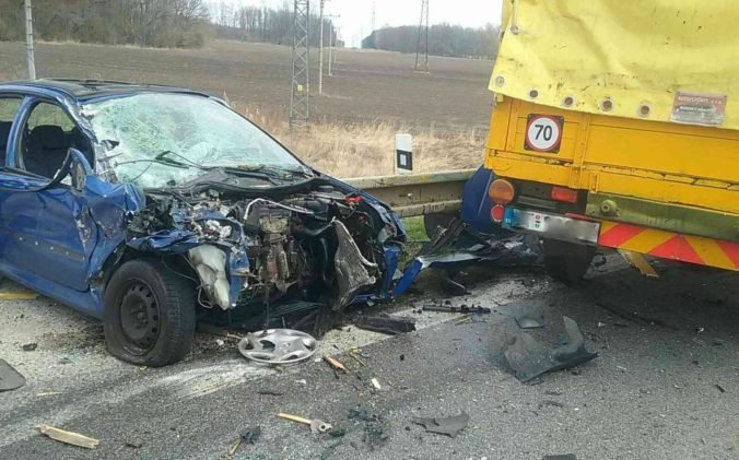 Foto: Dopravu pri obci Dojč skomplikovala nehoda, osobné auto sa zrazilo s nákladiakom