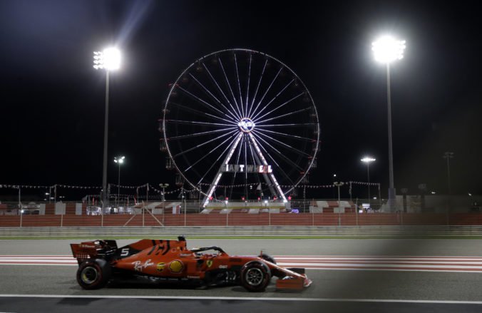 Jazdci Ferrari Leclerc a Vettel boli najrýchlejší v prvých tréningoch pred Veľkou cenou Bahrajnu